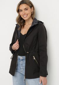 Born2be - Czarna Kurtka Parka Dwustronna z Odpinanym Kapturem Amoetta. Okazja: na co dzień. Kolor: czarny. Materiał: jeans. Wzór: gładki. Styl: casual, elegancki #5