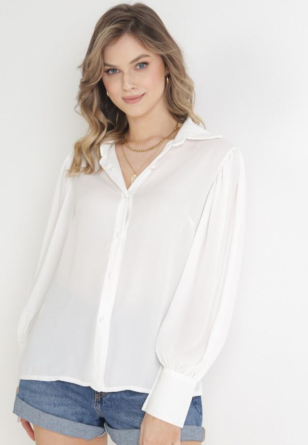 Born2be - Biała Koszula z Kołnierzem i Marszczeniem Gabriels. Kolor: biały. Materiał: tkanina. Styl: klasyczny, elegancki