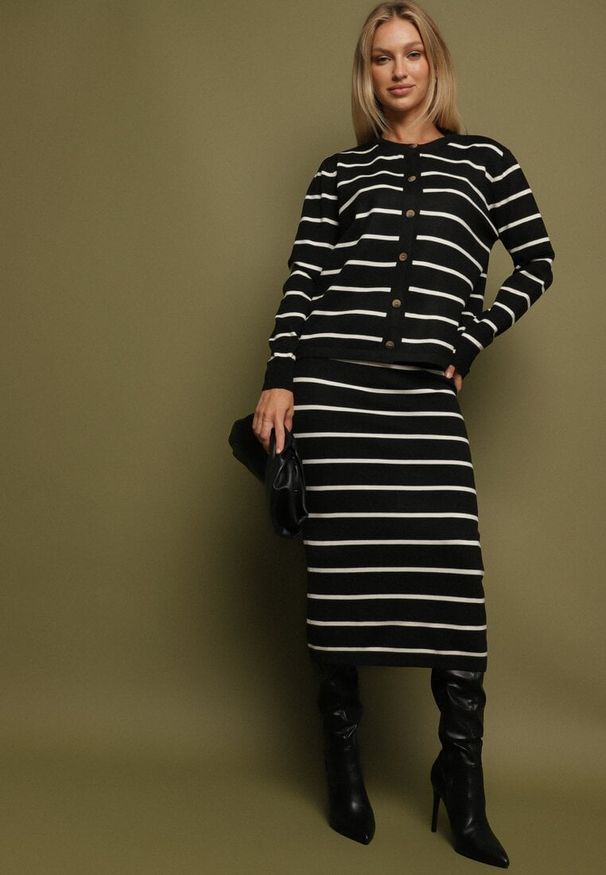 Born2be - Czarny Komplet z Wiskozą Bluzka z Guzikami i Spódnica w Paski Asirrise. Kolor: czarny. Materiał: wiskoza. Wzór: paski