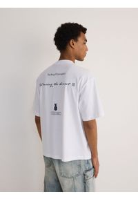 Reserved - T-shirt oversize z nadrukiem na plecach - biały. Kolor: biały. Materiał: bawełna, dzianina. Wzór: nadruk