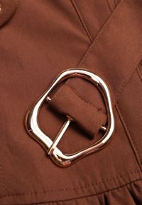 Renee - Brązowa Sukienka Koszulowa Bez Rękawów z Paskiem i Metaliczną Klamrą Thespiphia. Okazja: na co dzień. Typ kołnierza: dekolt w kształcie V. Kolor: brązowy. Długość rękawa: bez rękawów. Typ sukienki: koszulowe. Styl: casual #5