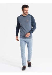 Ombre Clothing - Bawełniany męski sweter z naszywką i raglanowymi rękawami – granatowy V1 - Rozmiar: XL. Okazja: na co dzień. Kolor: niebieski. Materiał: bawełna. Długość rękawa: raglanowy rękaw. Wzór: aplikacja. Styl: casual