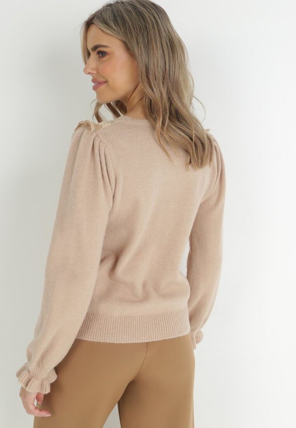 Born2be - Beżowy Sweter Dzianinowy z Falbankami Hekoni. Typ kołnierza: kołnierz z falbankami. Kolor: beżowy. Materiał: dzianina. Długość rękawa: długi rękaw. Długość: długie. Wzór: koronka, ażurowy. Styl: klasyczny
