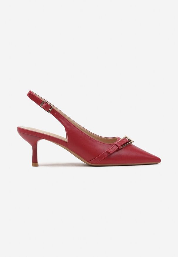 Renee - Czerwone Sandały na Szpilce Typu Slingback Ozdobione Paskiem z Klamrą Karilen. Okazja: na co dzień. Nosek buta: szpiczasty. Zapięcie: klamry. Kolor: czerwony. Materiał: jeans. Wzór: aplikacja. Obcas: na szpilce. Styl: klasyczny, elegancki, casual