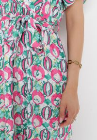 Born2be - Różowa Sukienka Maxi z Wiskozy i Wiązanym Paskiem Ambrinta. Typ kołnierza: dekolt kopertowy. Kolor: różowy. Materiał: wiskoza. Typ sukienki: kopertowe. Długość: maxi #3