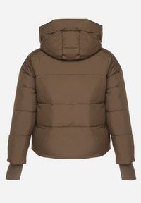 Born2be - Brązowa Pikowana Krótka Kurtka z Nieodpinanym Kapturem i Ozdobnymi Tasiemkami Mevannia. Okazja: na co dzień. Kolor: brązowy. Materiał: jeans. Długość: krótkie. Styl: casual #2