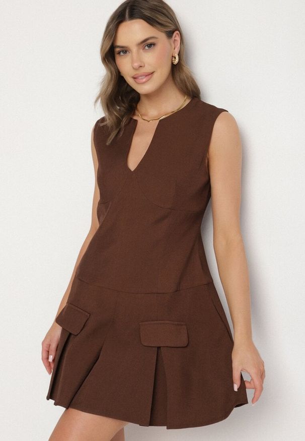 Born2be - Brązowa Rozkloszowana Sukienka z Wycięciem przy Dekolcie Atarinea. Okazja: na co dzień. Kolor: brązowy. Wzór: aplikacja. Typ sukienki: proste. Styl: casual