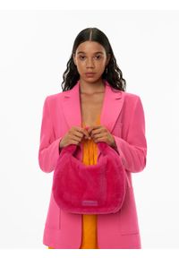 Kazar - Różowa futrzana torebka do noszenia za uchwyt. Kolor: różowy. Wzór: gładki. Materiał: futrzane. Styl: elegancki #5