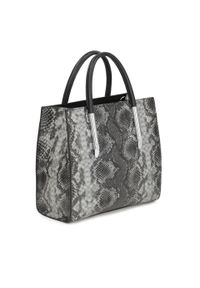 Kazar - Elegancka torebka z tłoczonej skóry ze srebrnym brelokiem. Kolor: czarny. Wzór: aplikacja. Dodatki: z breloczkiem. Materiał: skórzane, z tłoczeniem. Styl: elegancki #2