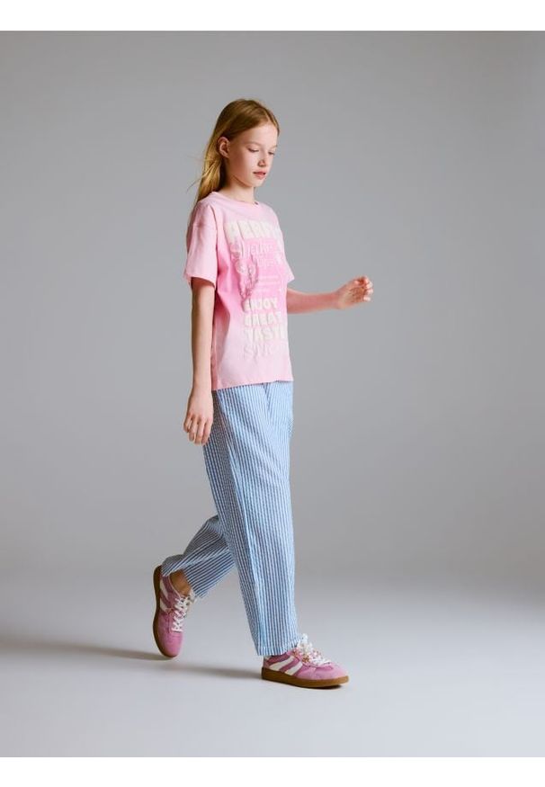 Reserved - Spodnie z gniecionej tkaniny - jasnoniebieski. Kolor: niebieski. Materiał: tkanina