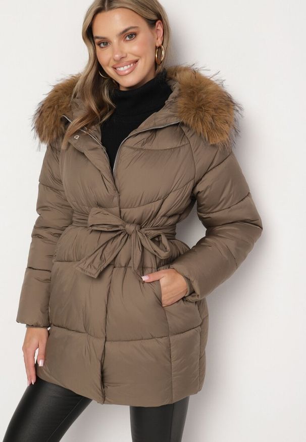 Born2be - Ciemnozielona Pikowana Kurtka z Kapturem z Odpinanym Futrem i Wiązanym Paskiem Issaronia. Okazja: na co dzień. Typ kołnierza: kaptur. Kolor: zielony. Materiał: futro. Styl: casual, elegancki