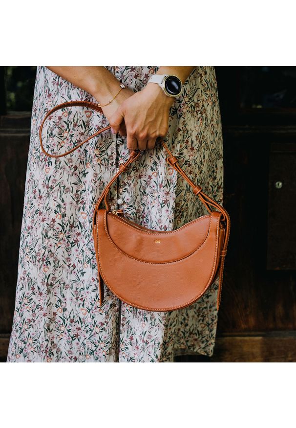 Listonoszka damska crossbody półksiężyc SHE S10 camel. Materiał: skórzane