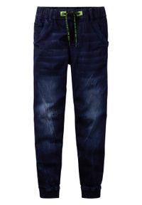 Dżinsy dresowe chłopięce z elastycznym paskiem, Slim Fit bonprix ciemnoniebieski "stone". Kolor: niebieski. Wzór: napisy #1