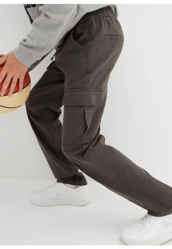 bonprix - Spodnie cargo o kroju loose fit, z gumką w pasie i prostymi nogawkami, uszyte z czystej bawełny. Kolor: szary. Materiał: bawełna