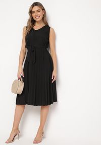 Born2be - Czarna Rozkloszowana Sukienka Midi Plisowana z Materiałowym Paskiem Varethia. Kolor: czarny. Materiał: materiał. Wzór: aplikacja. Długość: midi #5