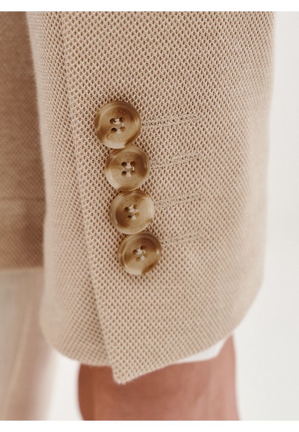 Pako Lorente - PAKO LORENTE – Beżowa marynarka z dzianiny. Kolor: beżowy, niebieski. Materiał: dzianina. Sezon: wiosna