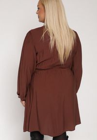 Born2be - Brązowa Kopertowa Sukienka z Wiskozą z Wiązaniem w Pasie Vidila. Kolekcja: plus size. Kolor: brązowy. Materiał: wiskoza. Sezon: wiosna, jesień. Typ sukienki: kopertowe #2