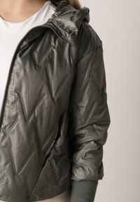 Born2be - Zielona Kurtka z Kapturem Pikowana z Materiałowymi Wykończeniami Sofie. Okazja: na co dzień. Typ kołnierza: kaptur. Kolor: zielony. Materiał: materiał. Styl: casual #8