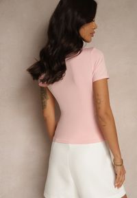 Renee - Różowy Dopasowany T-shirt z Wiskozą z Dekoltem w Kształcie Litery V Follerea. Okazja: na co dzień, na spacer. Typ kołnierza: dekolt w kształcie V. Kolor: różowy. Materiał: wiskoza. Styl: casual #3