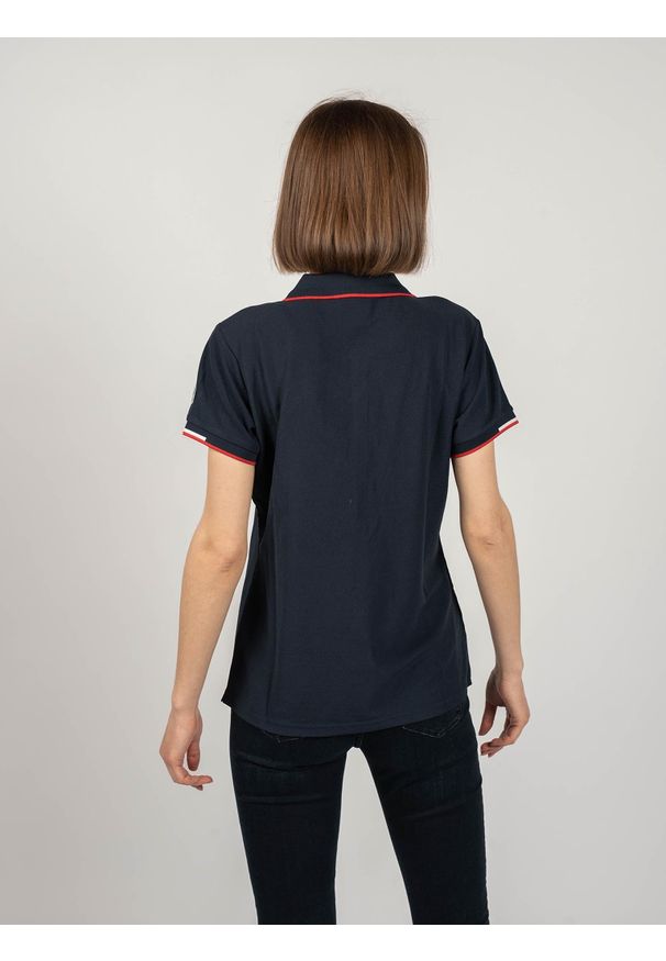 North Sails X Prada Koszulka Polo "Auroa" | 45 2502 000 | Auroa Polo S/S | Kobieta | Granatowy. Okazja: na co dzień. Typ kołnierza: polo. Kolor: niebieski. Materiał: poliester. Wzór: aplikacja, nadruk. Styl: klasyczny, casual