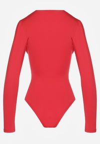 Renee - Czerwone Body z Wiskozą Ozdobione Marszczeniem i Głębokim Dekoltem Labona. Okazja: do pracy, na spotkanie biznesowe. Kolor: czerwony. Materiał: wiskoza. Wzór: aplikacja. Styl: elegancki, biznesowy #8