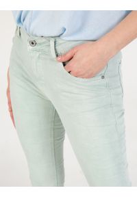 Unisono - ZIELONE JEANSY. Kolor: zielony. Materiał: jeans. Długość: długie