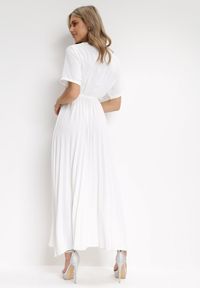 Born2be - Biała Sukienka Plisowana Maxi z Wiązanym Paskiem Dianiza. Kolor: biały. Materiał: materiał. Długość: maxi #4