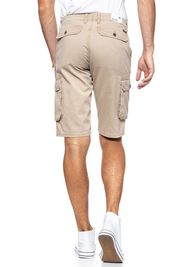 Wrangler - SPODENKI MĘSKIE WRANGLER CARGO SHORT CORNSTALK W15DKC335 112126788. Materiał: bawełna