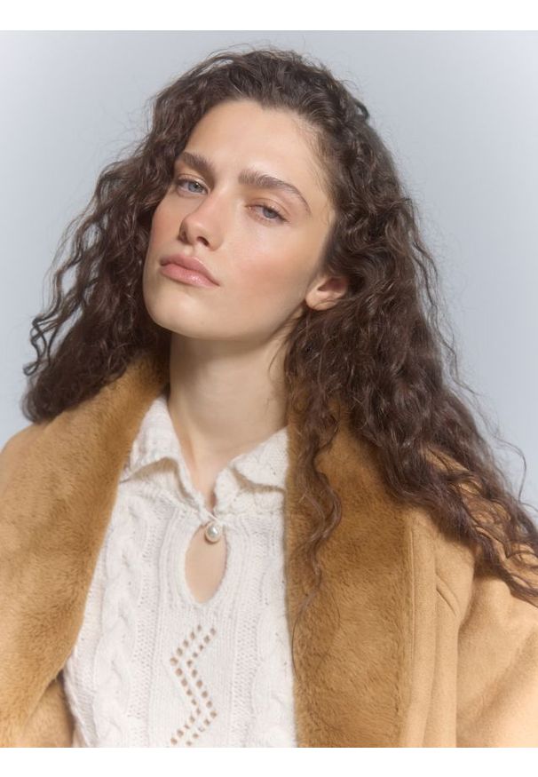 Reserved - Sweter z ozdobnym splotem - kremowy. Kolor: kremowy. Materiał: dzianina. Wzór: ze splotem