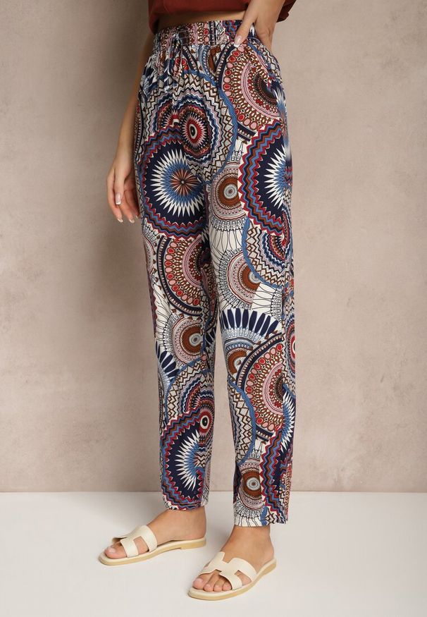 Renee - Niebiesko-Brązowe Szerokie Spodnie z Bawełny High Waist w Abstrakcyjny Wzór Jorivaess. Okazja: na co dzień, na spotkanie biznesowe. Stan: podwyższony. Kolor: niebieski. Materiał: bawełna. Styl: klasyczny, casual, elegancki, biznesowy