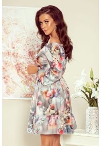 Sukienki.shop - Sukienka z odkrytymi ramionami szara hiszpanka w kwiaty. Okazja: na randkę. Typ kołnierza: dekolt hiszpanka. Kolor: szary. Wzór: kwiaty. Typ sukienki: z odkrytymi ramionami. Styl: wizytowy #2