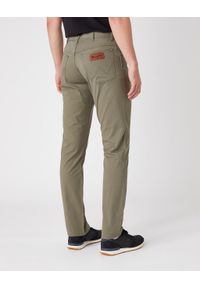 Wrangler - WRANGLER TEXAS SLIM MĘSKIE SPODNIE MATERIAŁOWE DUSTY OLIVE W12SWA275. Materiał: materiał