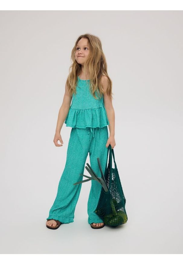 Reserved - Bluzka z baskinką - zielony. Kolor: zielony. Materiał: dzianina