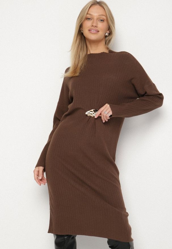 Born2be - Brązowa Sweterkowa Sukienka z Wiskozą i Broszką Tinarrea. Okazja: do pracy, na spacer. Kolor: brązowy. Materiał: wiskoza. Wzór: aplikacja. Typ sukienki: sportowe. Styl: klasyczny, sportowy