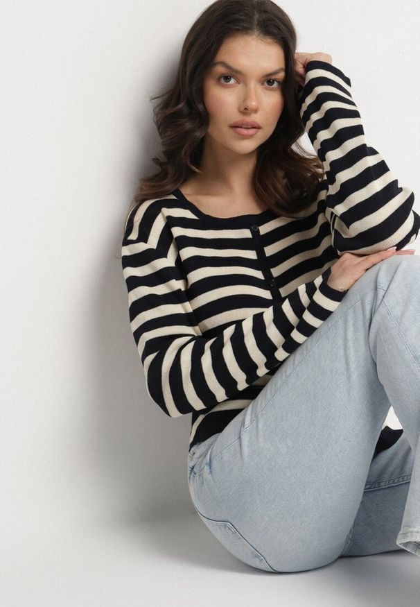 Born2be - Granatowy Klasyczny Kardigan z Wiskozą w Paski Ivelreia. Okazja: na co dzień. Kolor: niebieski. Materiał: wiskoza. Długość rękawa: długi rękaw. Długość: długie. Wzór: paski. Styl: klasyczny