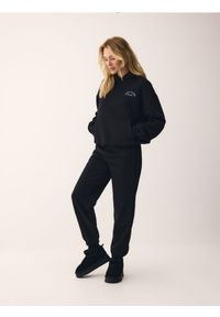 Reserved - Bluza oversize z kapturem - czarny. Typ kołnierza: kaptur. Kolor: czarny. Materiał: dzianina, bawełna