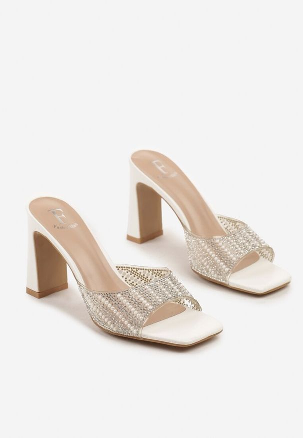 Renee - Białe Klapki na Słupku z Cyrkoniową Cholewką Merowenna. Kolor: biały. Obcas: na słupku. Styl: elegancki. Wysokość obcasa: średni