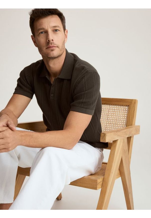 Reserved - Ażurowa koszulka polo - ciemnozielony. Typ kołnierza: polo. Kolor: zielony. Materiał: bawełna, dzianina. Wzór: ażurowy