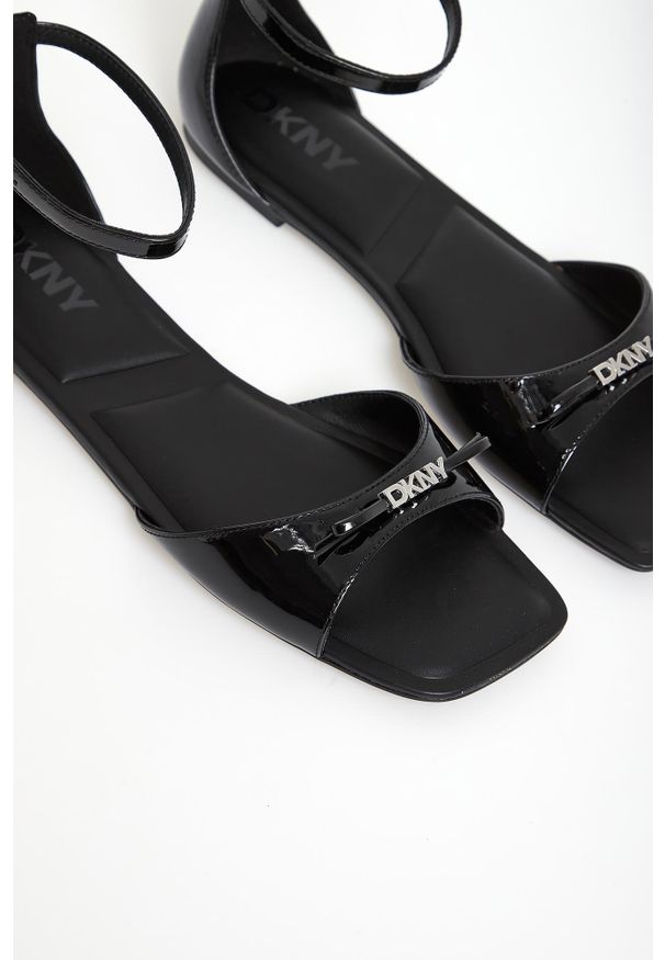 Sandały damskie lakierowane DKNY. Materiał: lakier