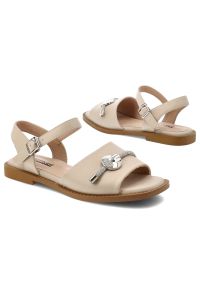 Sandały damskie Artiker, cholewka ze skóry naturalnej licowej pasek wokół kostki z regulacją na klamrę, beżowe, 58C1605. Okazja: na co dzień. Zapięcie: klamry. Kolor: beżowy. Materiał: skóra. Wzór: aplikacja. Sezon: lato. Styl: elegancki, casual #6