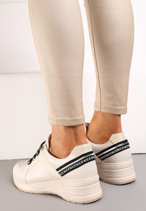Renee - Beżowe Sneakersy ze Skórzaną Wkładką Ozdobione Napisami na Koturnie Dorvalia. Okazja: na spacer. Kolor: beżowy. Materiał: skóra. Wzór: aplikacja, napisy. Obcas: na koturnie. Sport: turystyka piesza