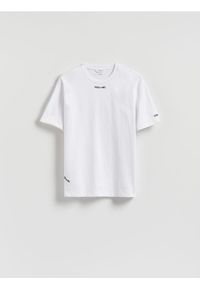 Reserved - T-shirt relaxed z haftem - złamana biel. Materiał: bawełna, dzianina. Wzór: haft