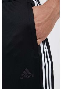 Adidas - adidas spodnie dresowe kolor czarny z nadrukiem. Kolor: czarny. Materiał: dresówka. Wzór: nadruk #2