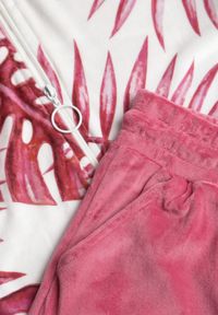 Born2be - Różowy Komplet Dresowy z Weluru Bluza z Kapturem z Ozdobnym Wzorem i Spodnie Grouvia. Kolor: różowy. Materiał: welur, dresówka #7