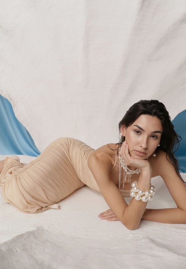 Renee - Beżowa Siateczkowa Sukienka Midi Dopasowana na Ramiączkach Nirielle. Kolor: beżowy. Materiał: materiał. Długość rękawa: na ramiączkach. Typ sukienki: dopasowane. Styl: elegancki. Długość: midi