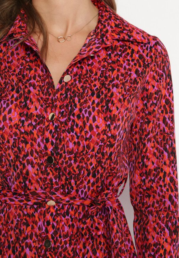 Born2be - Czerwona Sukienka Koszulowa Wiązana w Pasie Macedonia. Kolor: czerwony. Materiał: materiał. Długość rękawa: długi rękaw. Wzór: nadruk. Typ sukienki: koszulowe. Styl: elegancki. Długość: midi