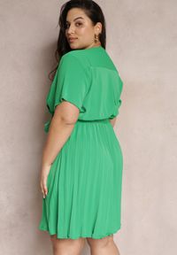 Renee - Zielona Sukienka z Gumką w Pasie i Kopertowym Dekoltem Azrah. Kolor: zielony. Typ sukienki: kopertowe. Długość: mini