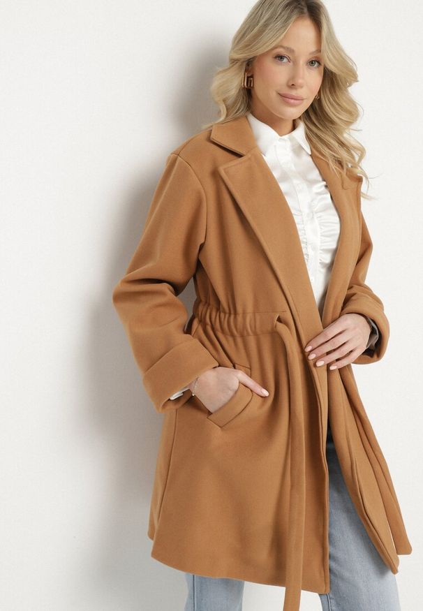 Born2be - Brązowy Płaszcz o Szlafrokowym Kroju z Marszczeniem w Talii i Wiązanym Paskiem Sartissa. Okazja: na co dzień. Kolor: brązowy. Materiał: jeans. Długość rękawa: długi rękaw. Długość: długie. Styl: casual, klasyczny, elegancki
