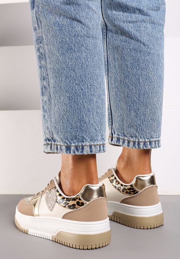 Born2be - Ciemnobeżowe Sneakersy z Brokatowym Serduszkiem Asitalla. Okazja: na co dzień. Nosek buta: okrągły. Zapięcie: sznurówki. Kolor: beżowy. Materiał: jeans, materiał. Obcas: na obcasie. Wysokość obcasa: niski