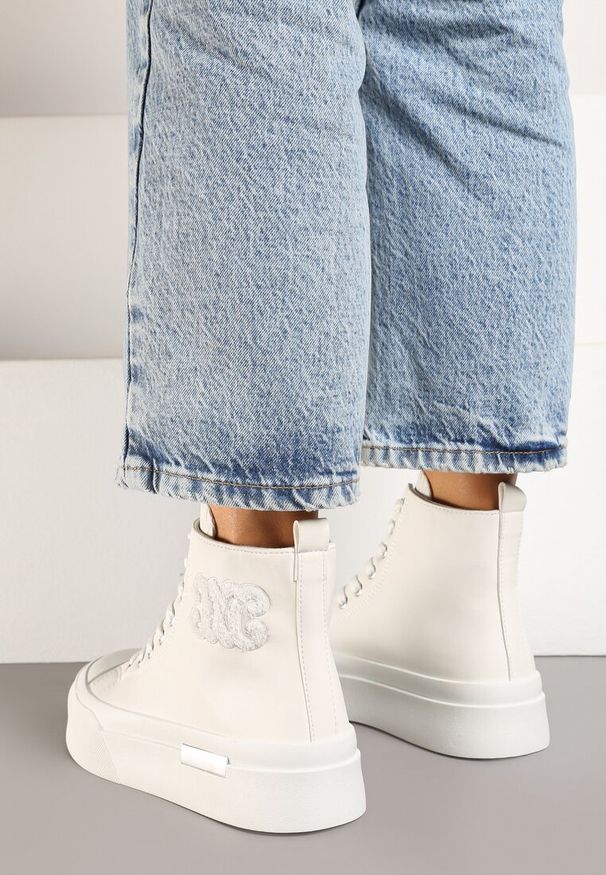 Born2be - Białe Trampki na Platformie Ozdobione Naszywką Mesivra. Okazja: na co dzień. Kolor: biały. Materiał: jeans. Wzór: aplikacja. Obcas: na platformie. Styl: klasyczny, casual